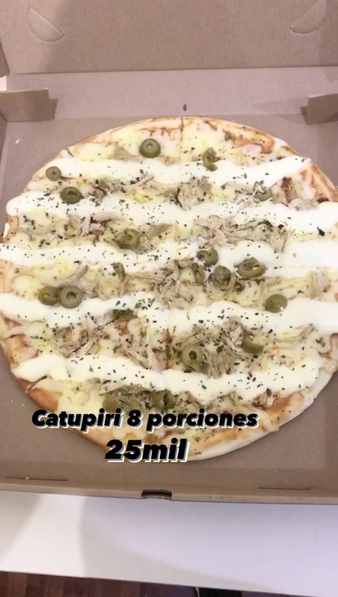 Pizza recién horneada en R.E pizzas